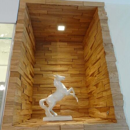 Detail individueller Wohnzimmerschrank mit Spaltholz in Eiche natur