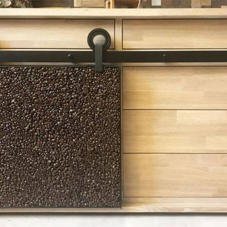 Schiebetür aus Kaffeebohnen