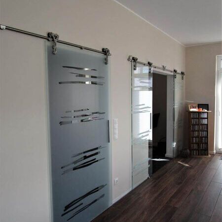 Glasschiebetüren mit Edelstahlbeschlägen