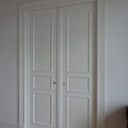 2-flügelige Schiebetür mit Einbaukasten in die Wand laufend, nachgebaut nach altem Vorbild