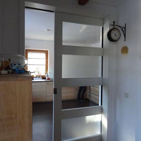 die Wand zur Küche wurde extra um die Einbaukastenbreite für die Schiebetür aufgedoppelt und dann die neue Küche eingebaut