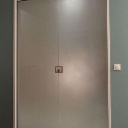 2-flgl. Ganzglastür satiniert platzsparend in die Wand laufend mit Slimlinezarge