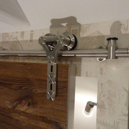 Detail - Y-Rollenbeschlag auch bei Ganzglastüren verwendbar