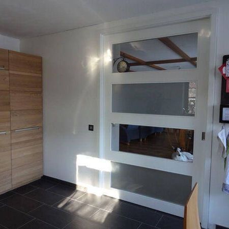 die Wand zur Küche wurde extra um die Einbaukastenbreite für die Schiebetür aufgedoppelt und dann die neue Küche eingebaut