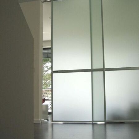 Satinierte Glasschiebetüranlage in Alurahmen mit verdeckter Schiene, italienisches Design Rimasesio Typ Graphis