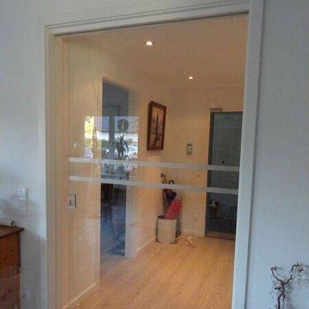 In die Wand laufende Glasschiebetür