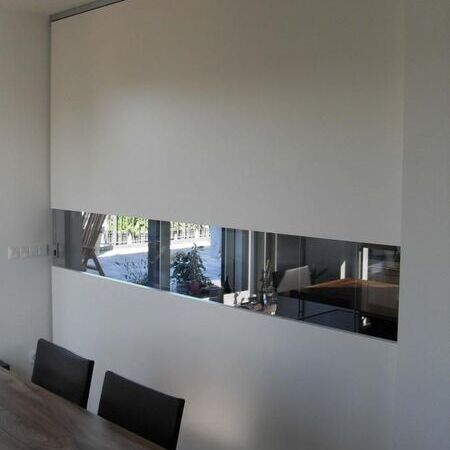 Raumteiler als raumhohe Weißlack-Schiebetür mit türbreitem Glasausschnitt und Design-Türgriff im Glas, in die Wand laufend, Tür geschlossen