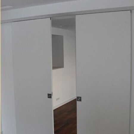 Doppelflügelige Weißlack-Schiebetür, vor der Wand laufend, Ansicht 1