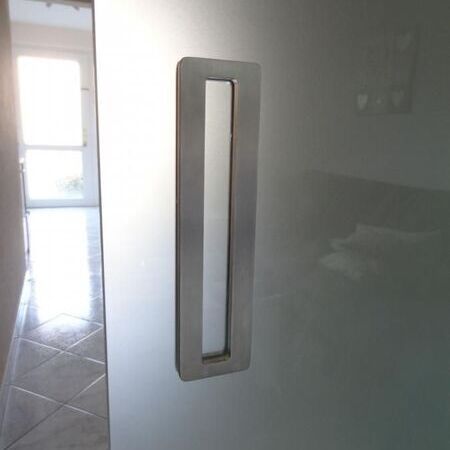 Griffe aus Edelstahl beidseitig aufgesetzt auf das Glas