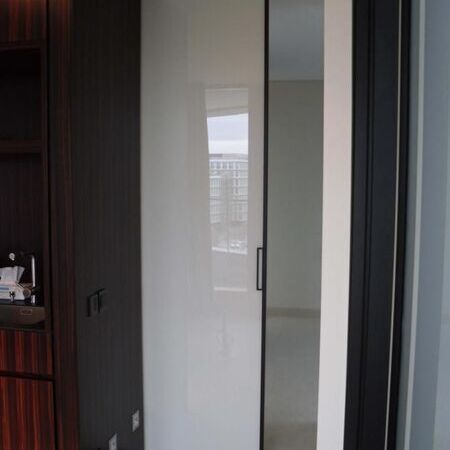 Raumhohe Glasschiebetür mit verdeckter Schiene, Lackglas weiß, italienisches Design Rimadesio Typ Velaria