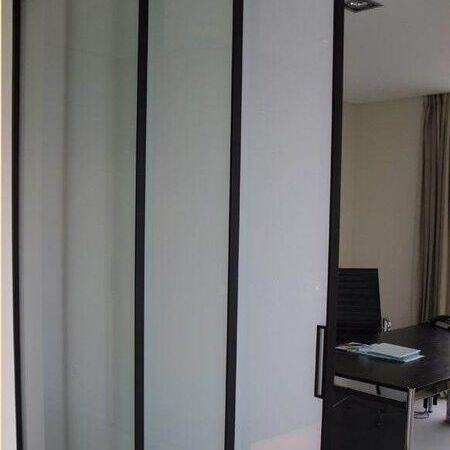 3-teilige Schiebetürenanlage aus satiniertem Glas als Raumteiler, italienisches Design Rimadesio Typ Velaria