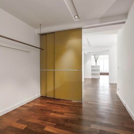 Raumhohe, 3-teilige Schiebetürenanlage aus Lackglas mit verdeckter Schiene als Raumteiler, italienisches Design Rimadesio Typ Graphis