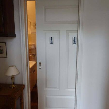 Weißlack-Stiltür mit profiliertem Futter, in die Wand laufend