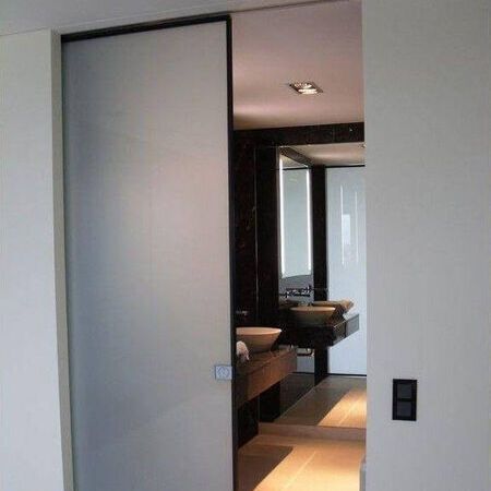 Raumhohe Glasschiebetür mit verdeckter Schiene, italienisches Design Rimadesio Typ Velaria