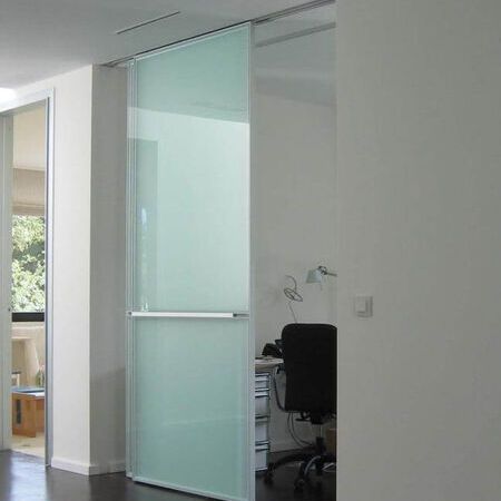 Raumhohe Glasschiebetür aus satiniertem Glas mit verdeckter Schiene, italienisches Design Rimadesio Typ Graphis