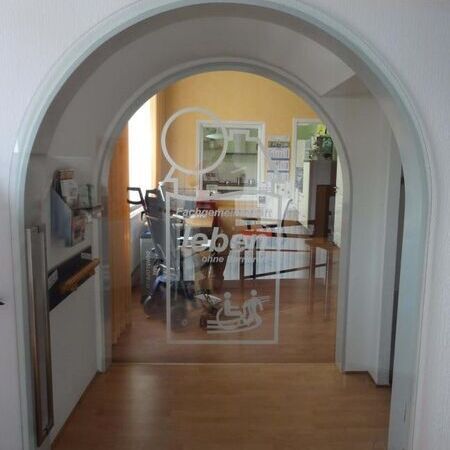 Oben gerundete Glasschiebetür mit sichtbaren Design-Bodenrollen