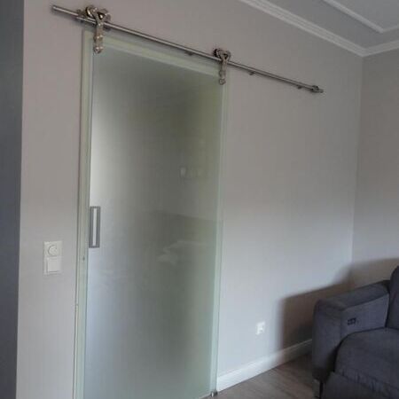 "Design" trifft Ganzglastür satiniert