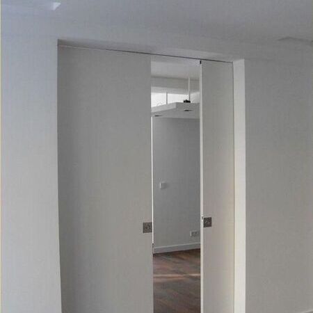 Doppelflügelige Weißlack-Schiebetür, vor der Wand laufend, Ansicht 2