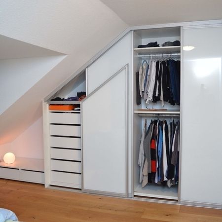Schlafzimmerschrank mit Gleitschiebetüren aus Lackglas pure white, Türen tlw. geöffnet