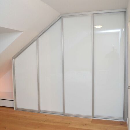 Schlafzimmerschrank mit Gleitschiebetüren aus Lackglas pure white, Türen geschlossen