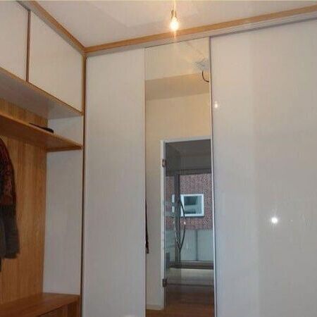 Garderobenschrank mit Gleitschiebetüranlage aus Lackglas pure white und Spiegel, rahmenlos