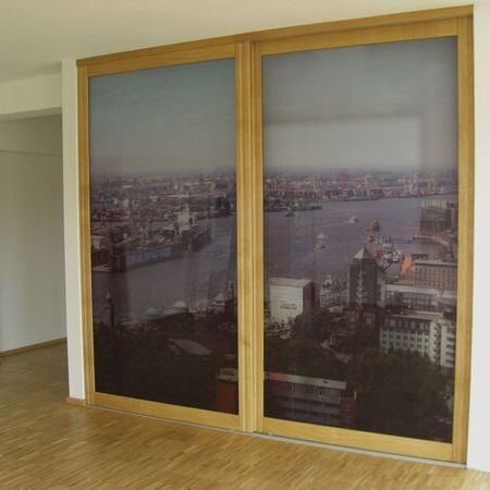 Montage einer Gleitschiebetürenanlage aus Holzrahmen mit Fotofolie hinter Glas