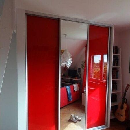 Gleitschiebetüranlage aus Lackglas rot und Spiegel als Schrankfront