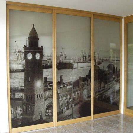 Montage einer Gleitschiebetürenanlage aus Holzrahmen mit Fotofolie hinter Glas
