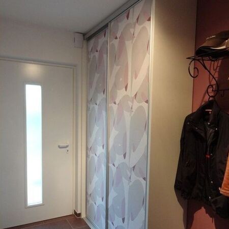 Garderobenschrank mit Gleitschiebetüren mit tapezierter Füllung, vor Renovierung