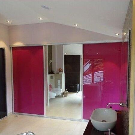 Gleitschiebetüranlage aus Lackglas fuchsia und Spiegel als Schrankfront