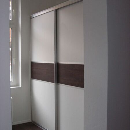 Büroschrank, Gleitschiebetüren mit Dekorplatte und Parkett
