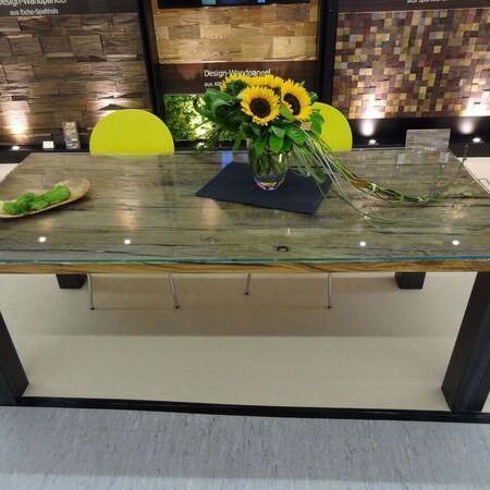 Tisch aus unbehandelten alten Eichenbohlen mit Stahlgestell und Glasplatte