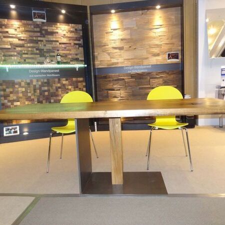 Tisch aus alten Eichenbohlen, geschliffen und gewachst, mit individuellem Gestell aus Stahlplatten und Eichenbalken