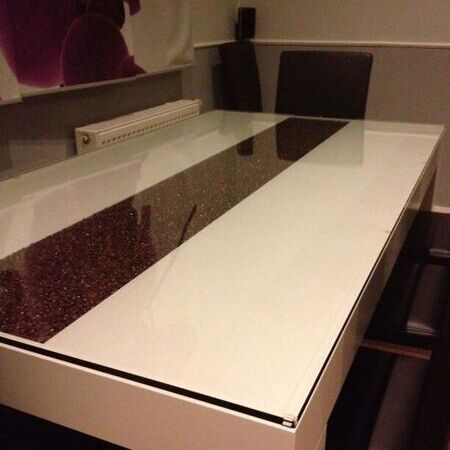 Individueller Tisch aus Weißlack mit Kaffeebohnen und Glasplatte