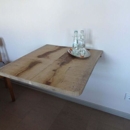 Klapptisch aus massiver Eiche in einem Hotelzimmer