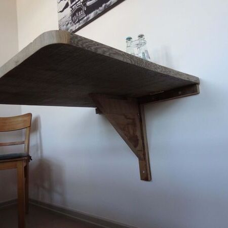 Klapptisch aus massiver Eiche in einem Hotelzimmer