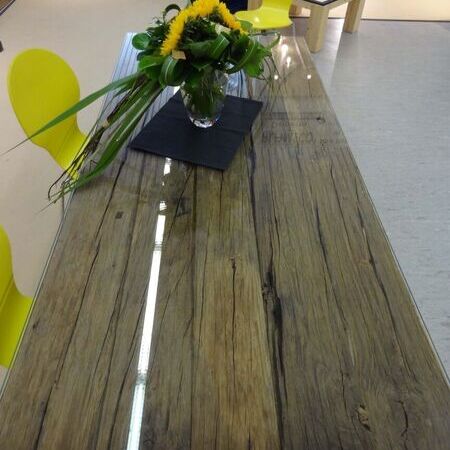 Tisch aus unbehandelten alten Eichenbohlen mit Stahlgestell und Glasplatte