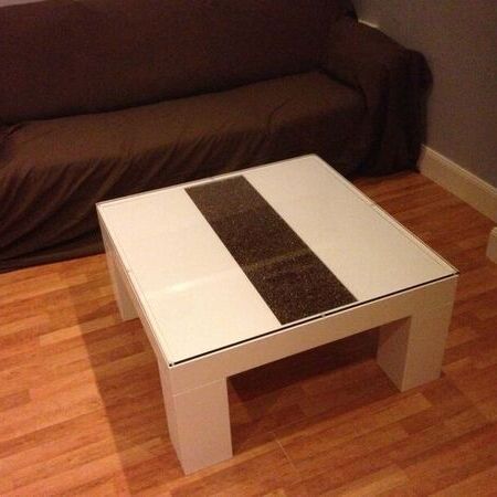 Individueller Tisch aus Weißlack mit Kaffeebohnen und Glasplatte