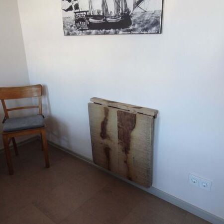 Klapptisch aus massiver Eiche in einem Hotelzimmer