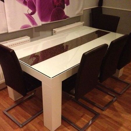 Individueller Tisch aus Weißlack mit Kaffeebohnen und Glasplatte