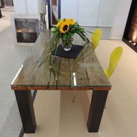 Tisch aus unbehandelten alten Eichenbohlen mit Stahlgestell und Glasplatte