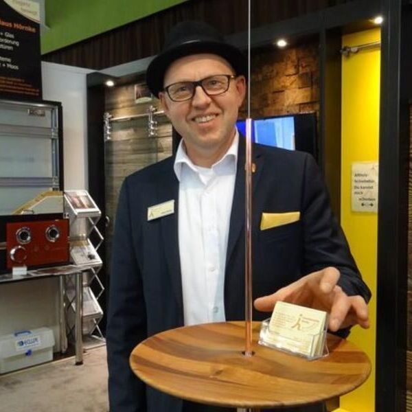 Dieser "hängende" Teller war ein Hingucker!... Den man bei uns käuflich erwerben kann. Den gibt es auch in anderen Farben :-)