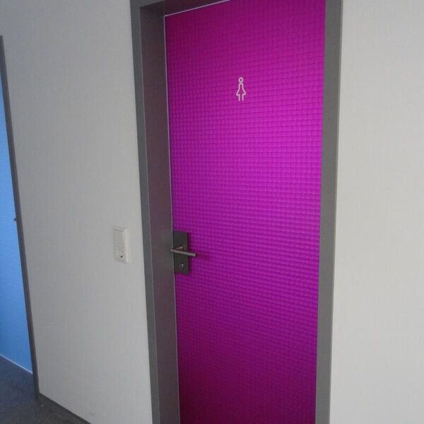 Magenta transluzent als WC-Zugangstür