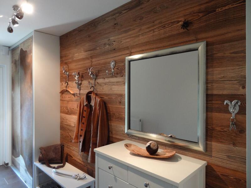 Wandpaneel Holz und Schranksystem mit Leder verkleidet.